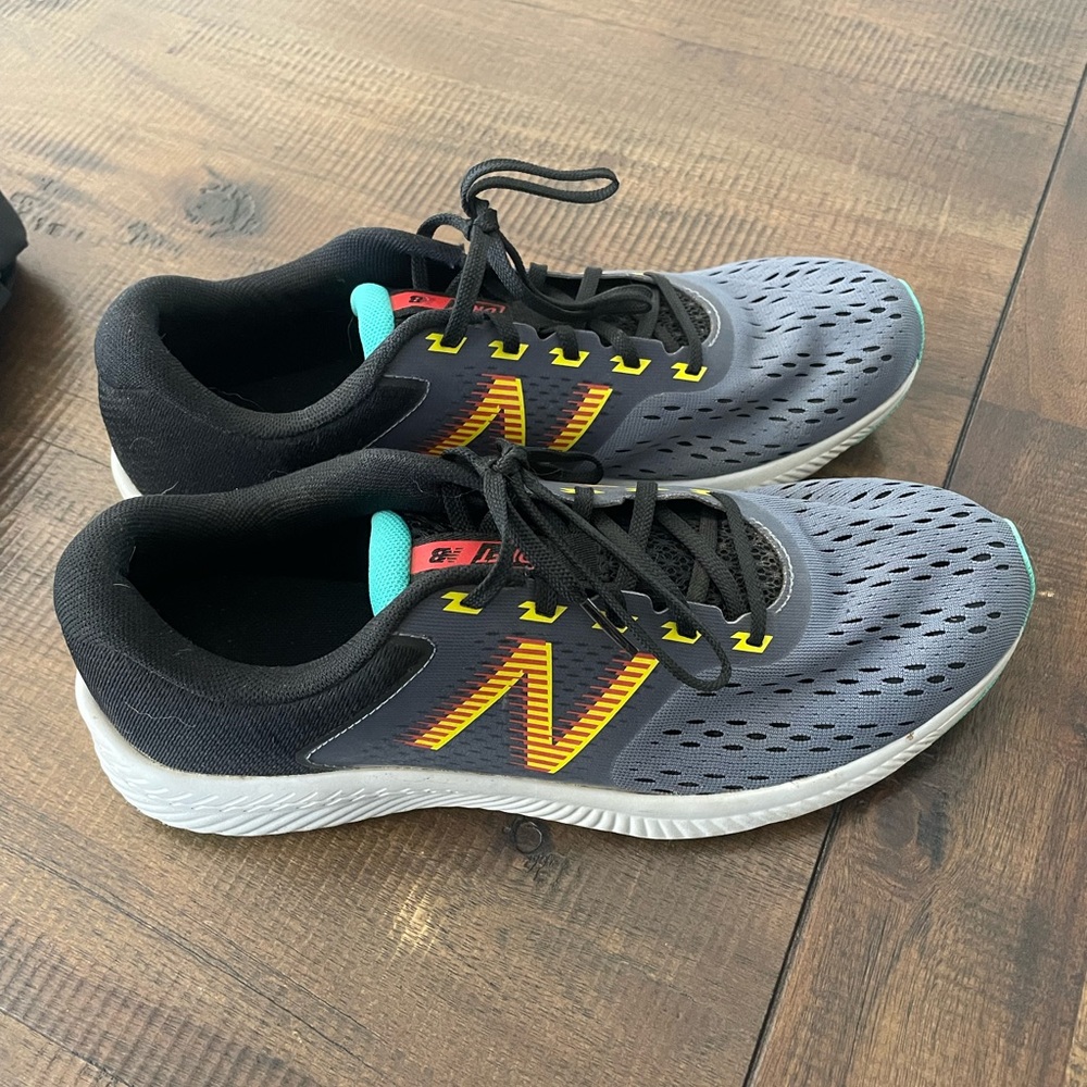 Men’s size 9 New Balance running shoes